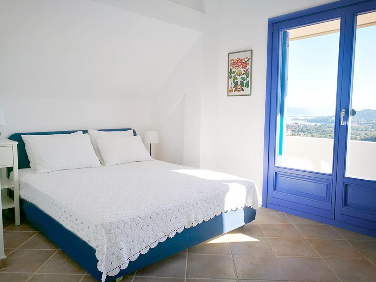 Olive Bay Hilltop Apartments アムリアニ 部屋 写真